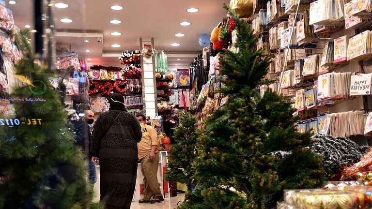 أشجار مخصصة لعيد الميلاد للبيع في متجر للهدايا بالعاصمة السعودية الرياض. (أ ف ب)