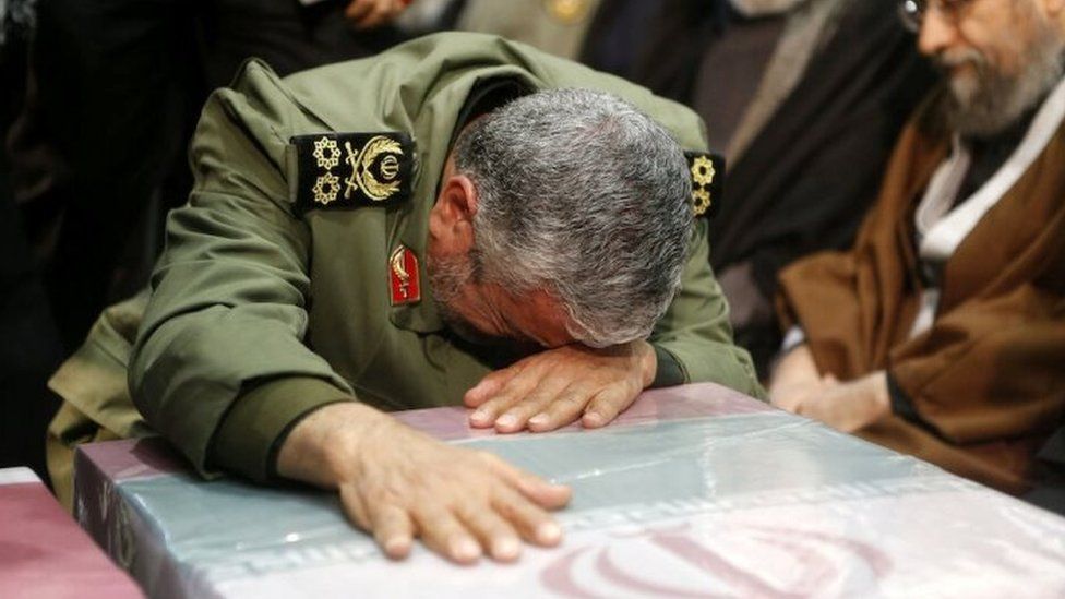 إسماعيل قاآني، قائد فيلق القدس الجديد يبكي على جثمان سلفه سليماني (رويترز)