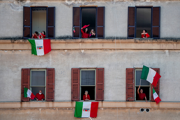 الغناء على الشرفات فترة الإغلاق الإيطالي (غيتي)