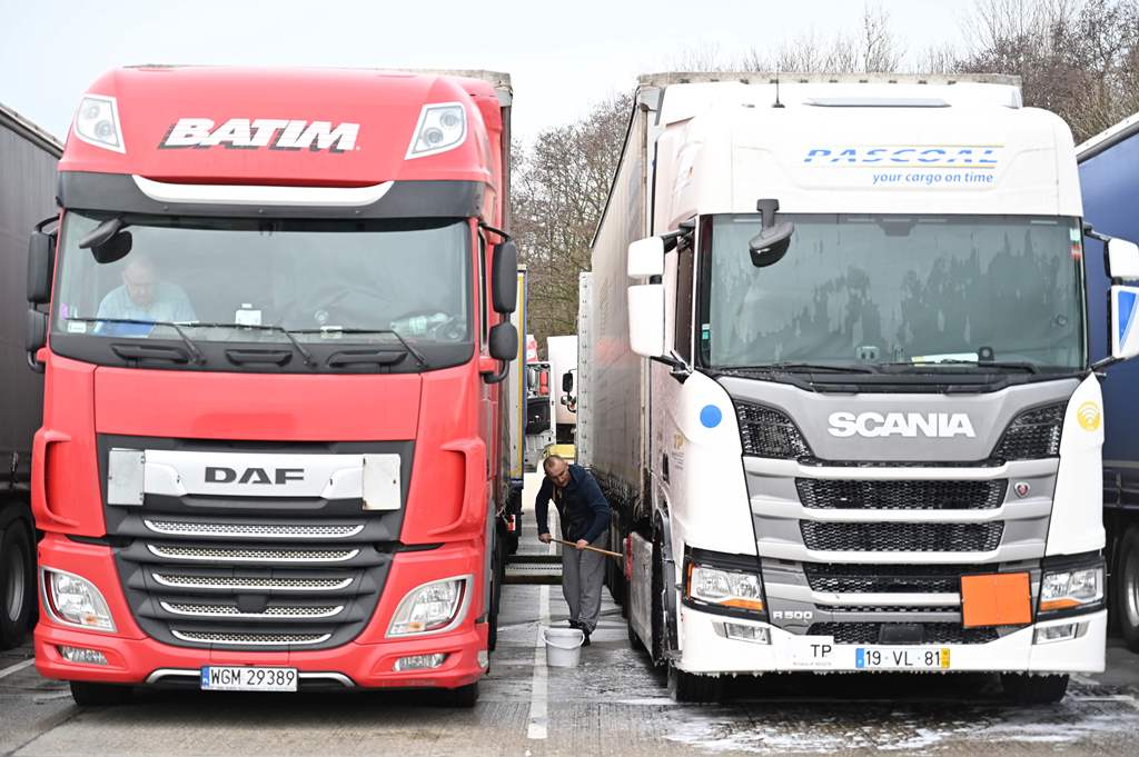 التأخير عند المعابر بسبب كورونا أو بسبب بريكست سيؤدي إلى اختفاء سلع أساسية من المتاجر البريطانية (أ ف ب)