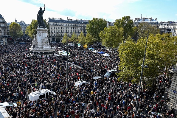 تجمع الفرنسيين في ساحة الجمهورية في باريس.jpg