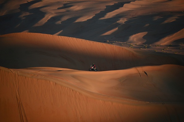 دراج يقود مركبته في الصحراء السعودية ضمن جولات رالي دكار 2020 (غيتي)