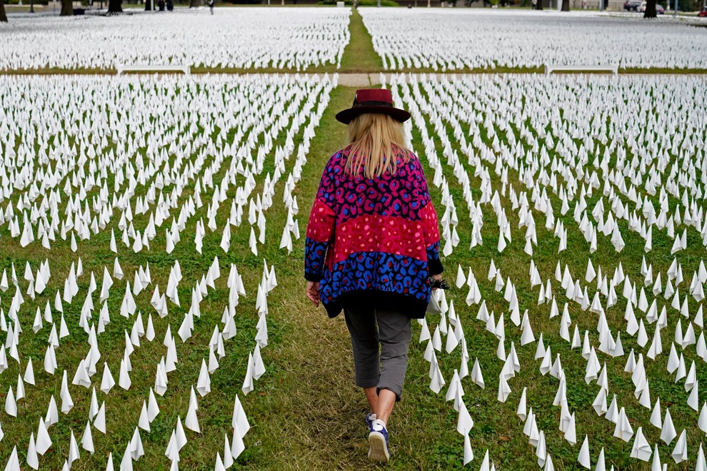 رايات بيضاء زرعها ناشطون في العاصمة الأميركية واشنطن كذكرى لضحايا كورونا (أ ب)