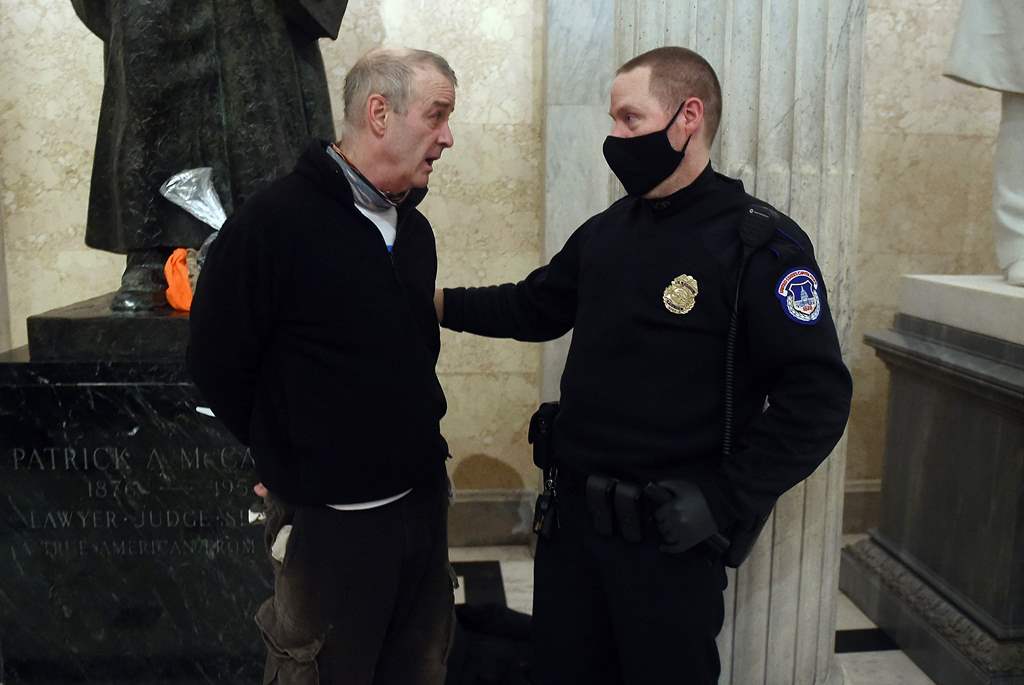 اعتقال أحد المحتجين على انتخاب بايدن داخل مبنى الكونغرس الأميركي (أ ف ب)  