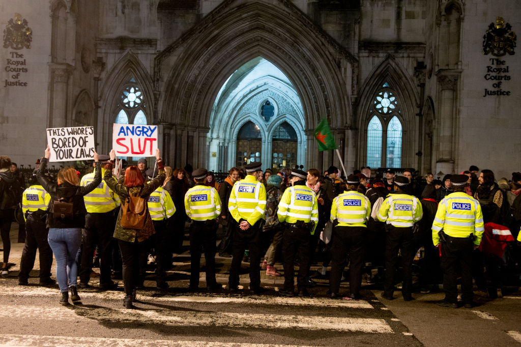 عاملات في مجال الدعارة في لندن يتظاهرن أمام المحكمة العليا للمطالبة في عدم تجريم تجارتهن (غيتي)