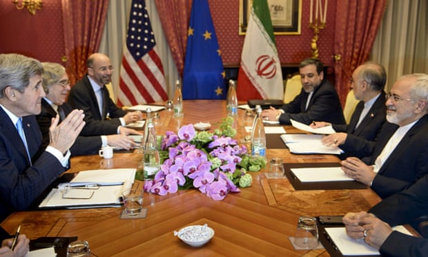 روبرت مالي خلال اجتماع ضمن المفاوضات التي أفضت إلى الاتفاق النووي عام 2015 (رويترز).jpg