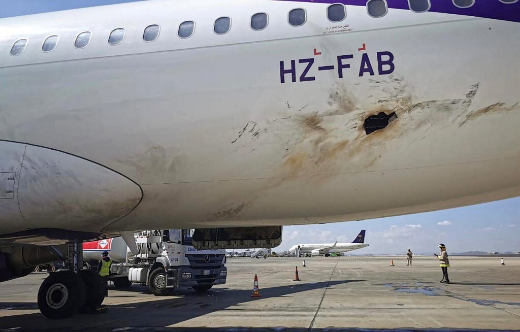 الطائرة السعودية المتضررة من الهجوم على مطار أبها (وزارة الإعلام السعودية).jpg