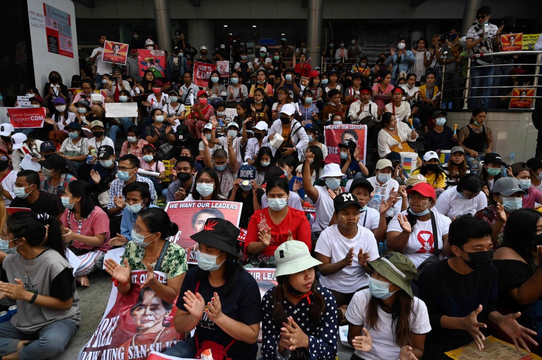 مناهضون للانقلاب العسكري في ميانمار (أ ف ب)