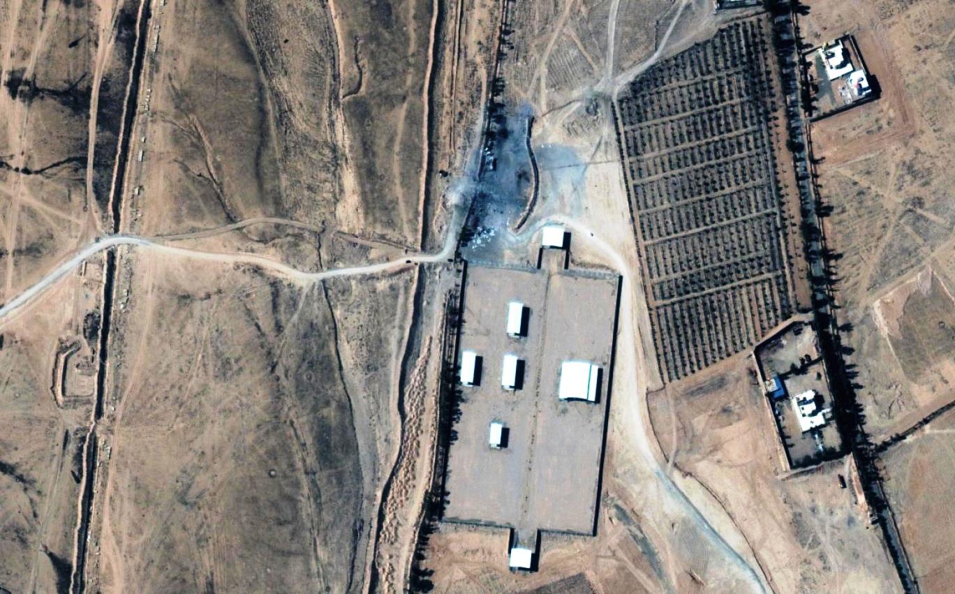 صورة التقطت عبر الأقمار الاصطناعية تظهر آثار الضربة الجوية الأميركية على سوريا (أ ف ب)).jpeg