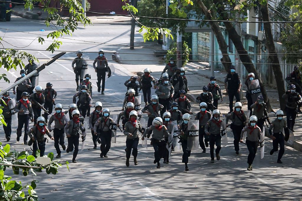 شرطة ميانمار تحاول منع خروج المحتجين على الانقلاب العسكري للتظاهر (أ ف ب)