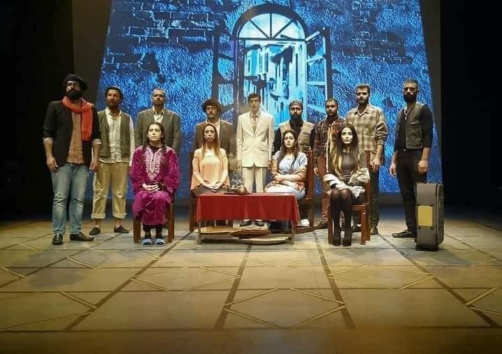 thumbnail_فريق مسرحية حكايتنا على مسرح الحمراء بدمشق.jpg