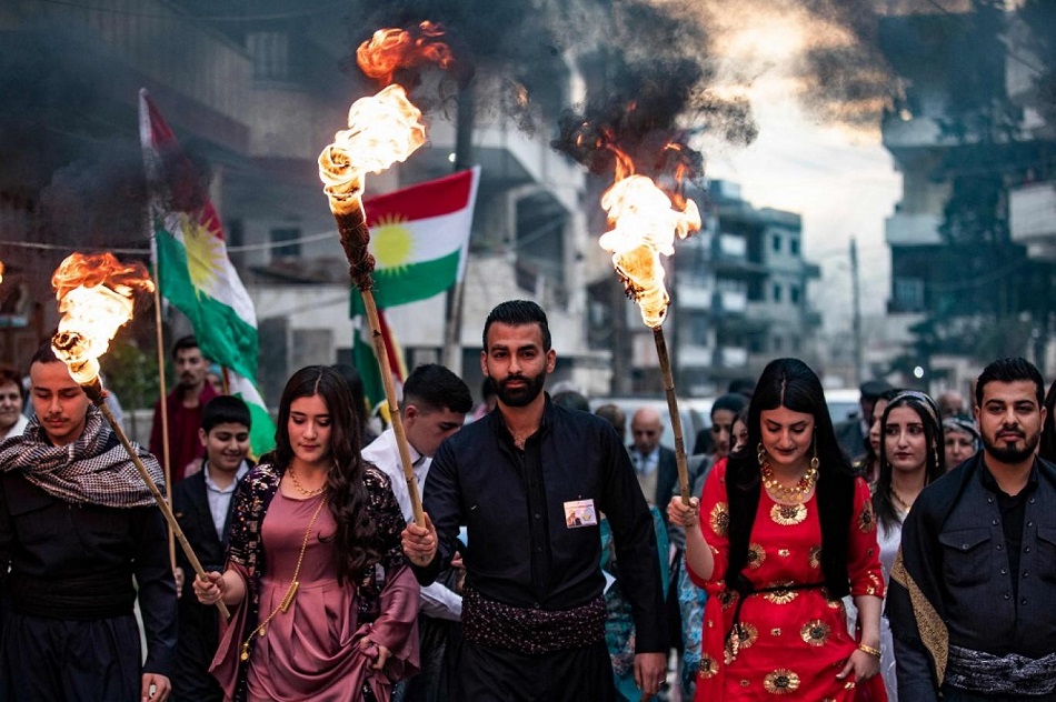 أكراد سوريون يحتفلون بعيد النوروز في مدينة القامشلي في محافظة الحسكة شمال شرقي سوريا في 20 مارس (أ ف ب).jpg
