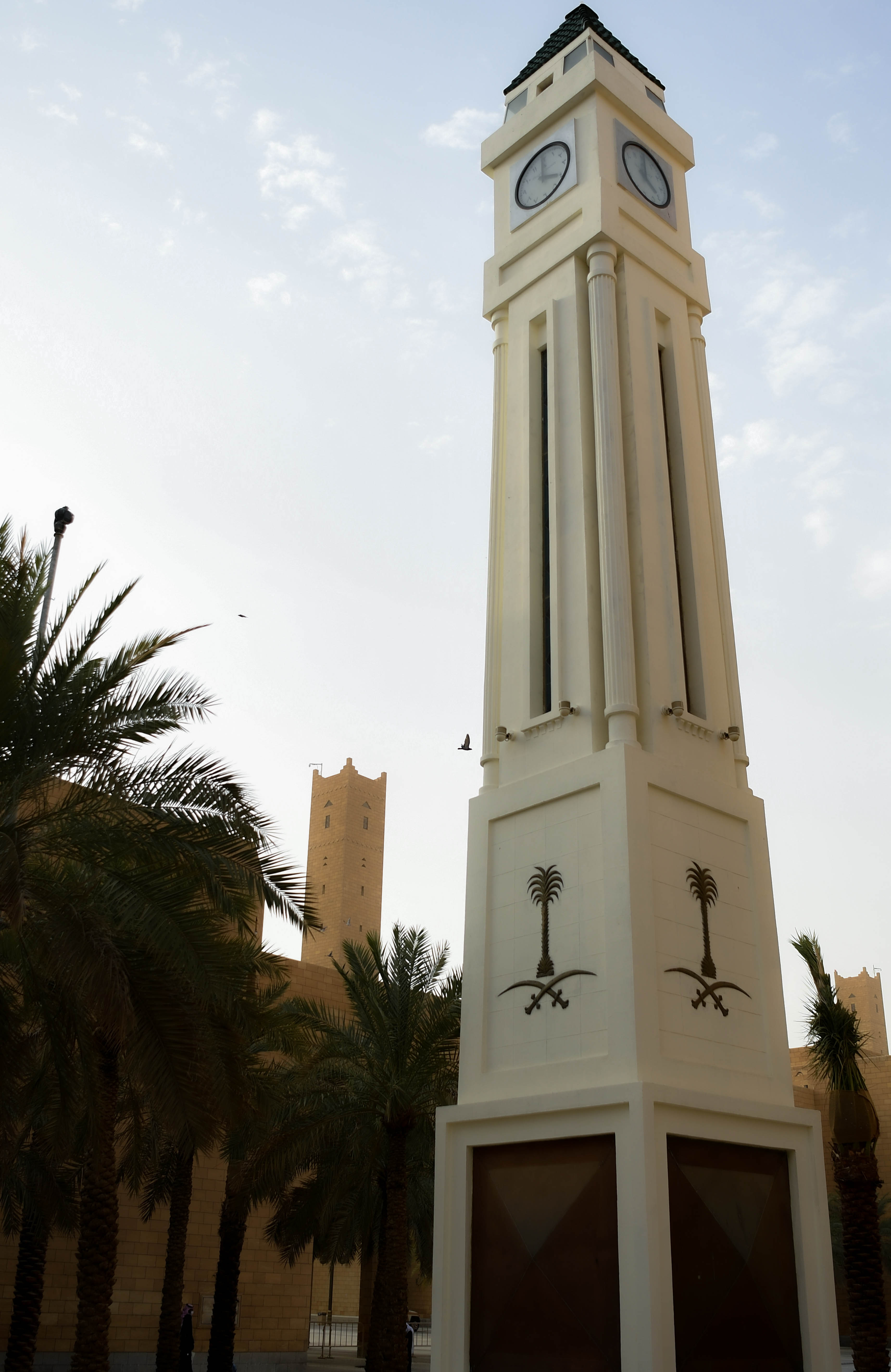 برج الساعة بجوار مئذنة جامع الإمام تركي بن عبدالله في الرياض (اندبندنت عربية - بشير صالح)