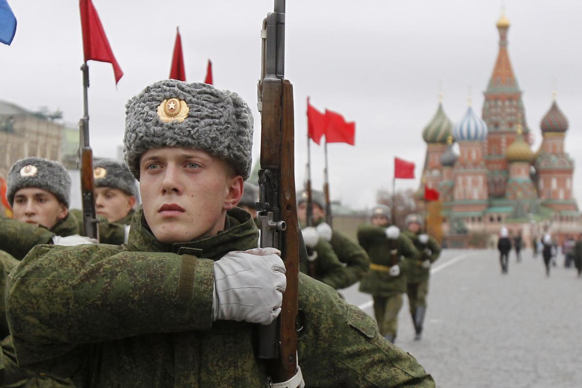 جنود روس في الميدان الأحمر بموسكو (رويترز).jpg