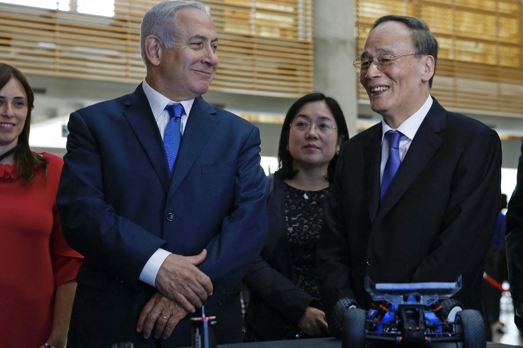 نائب الرئيس الصيني وانغ كيشان ورئيس الوزراء الإسرائيلي بنيامين نتنياهو خلال جولتهما في قمة الابتكار الإسرائيلية في القدس في 24 أكتوبر 2018 (أ ف ب)