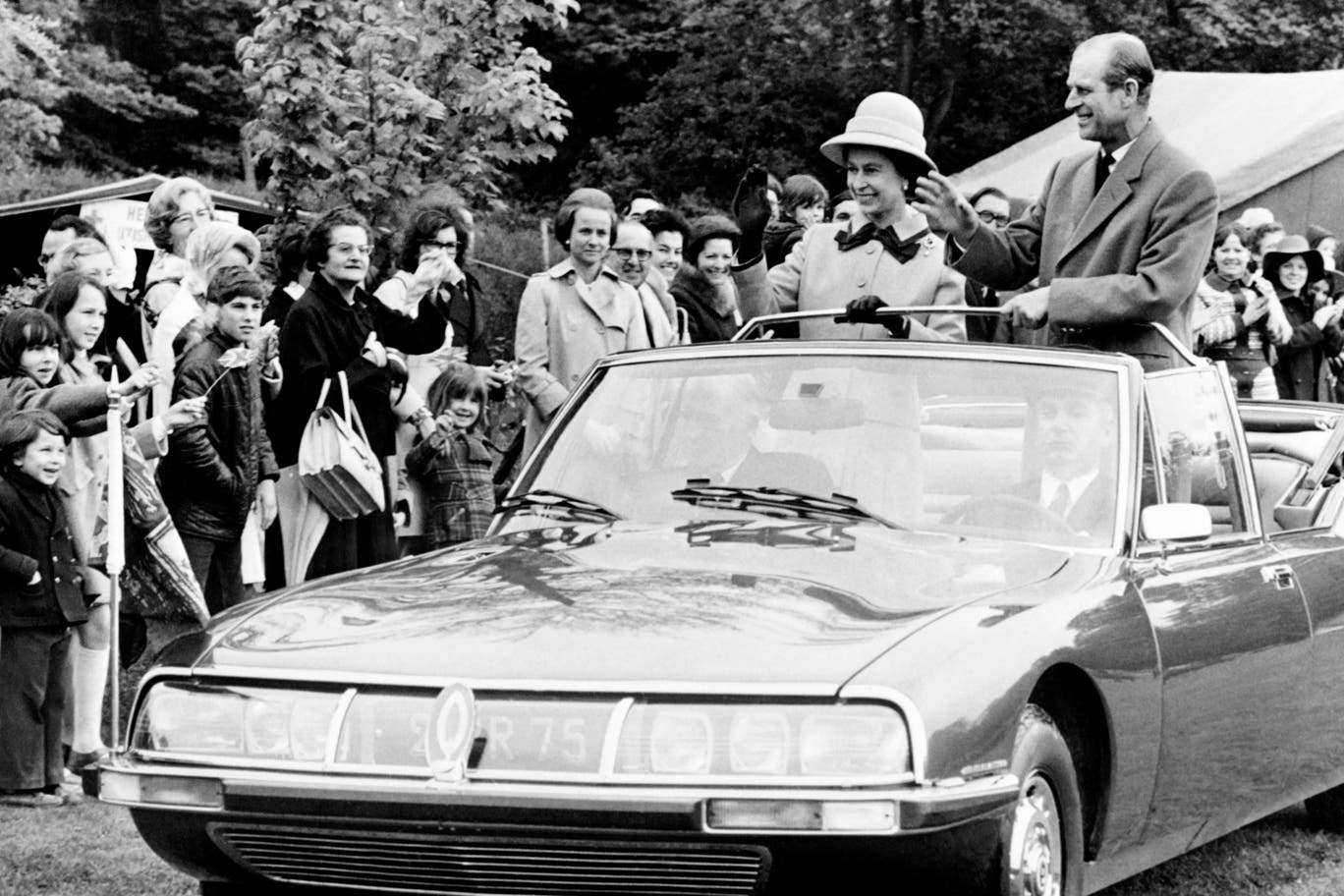 الملكة إليزابيث وإلى جانبها الأمير فيليب خلال زيارة رسمية لهما في فرنسا عام 1972 (غيتي) 