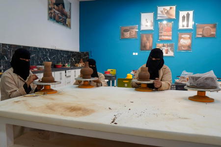 نساء يعملن في مركز تدريب الحرف اليدوية في العلا (رويترز)