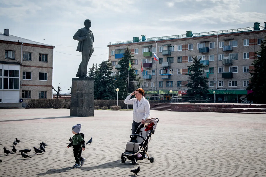 في "ساحة لينين" بـبلدة "أوستروغوجسك"، تقترح الأم الشابة أن ما سيحدث لا يأخذ رأي الناس في الاعتبار، وإحصاء المدافع والأسلحة لا يُجدي