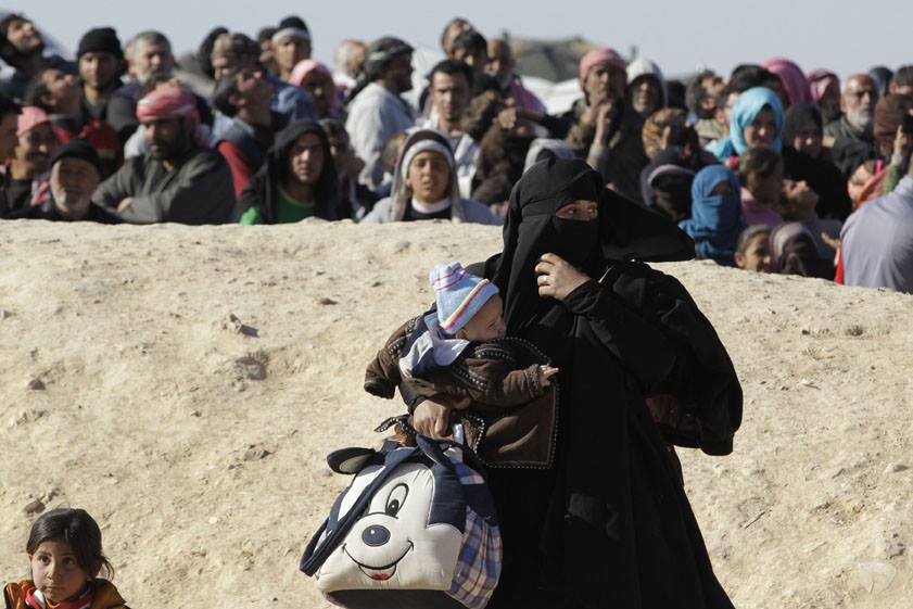 لاجئين سوريين يعبرون الحدود الأردنية عام 2012 (خليل مزرعاوي)