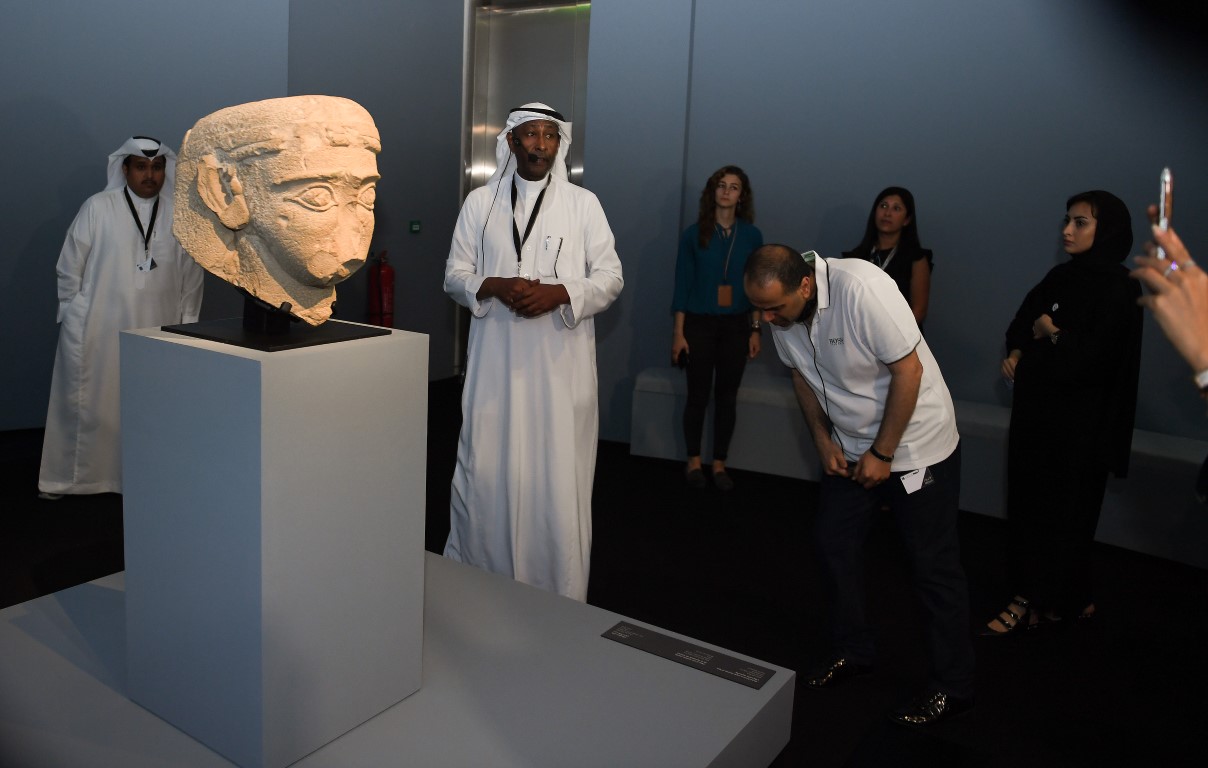 بعض تماثيل مملكة دادان أثناء عرضها في متحف اللوفر في أبوظبي (وام)