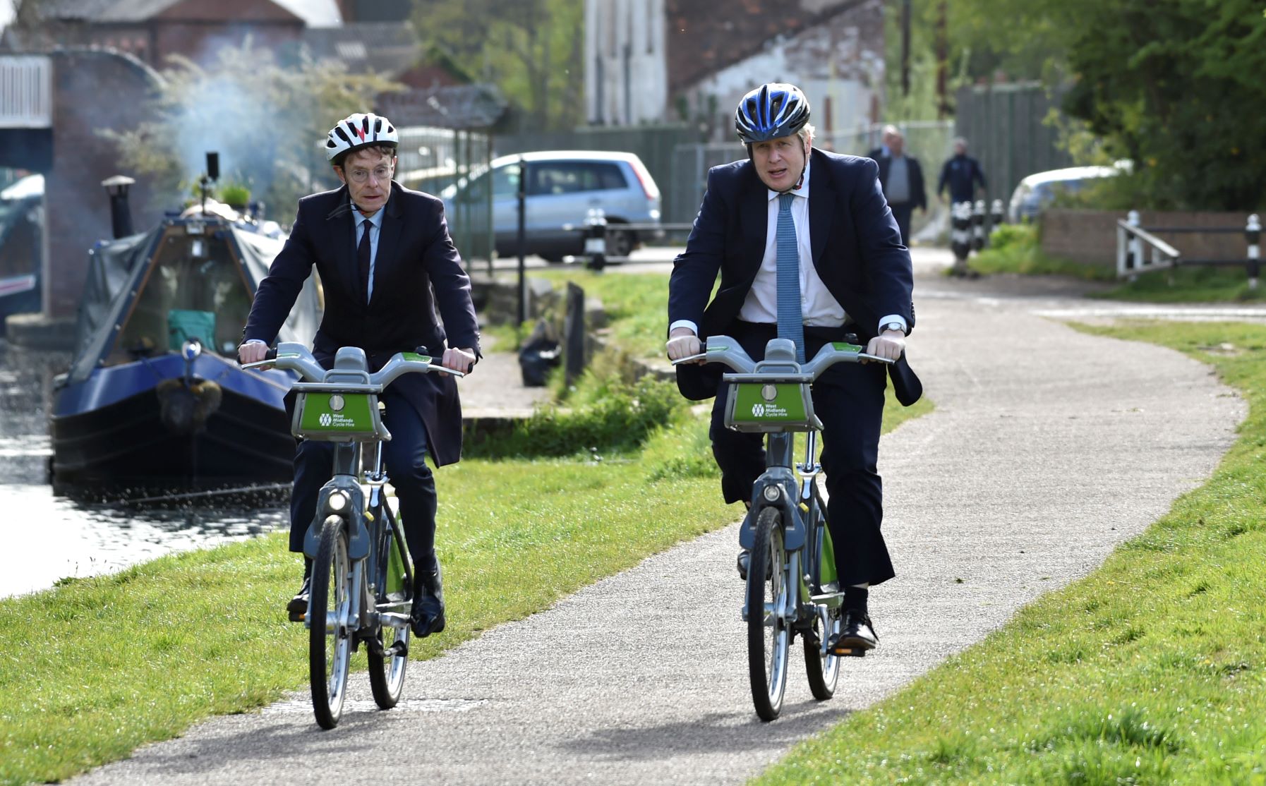 بوريس جونسون ممتطياً دراجة هوائية على أحد الممرات المخصصة لها التي نالت حصة من النقاش في انتخابات عمدة لندن