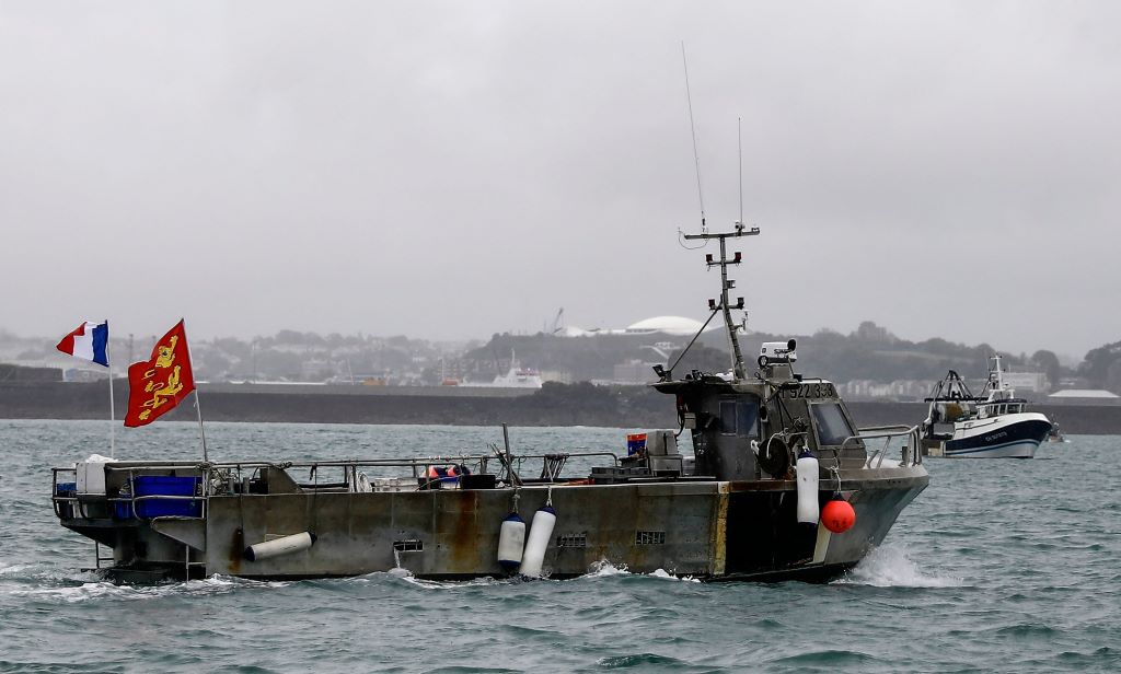 قارب فرنسي عند مدخل ميناء سانت هيلير في جزيرة جيرسي (أ ف ب).jpg