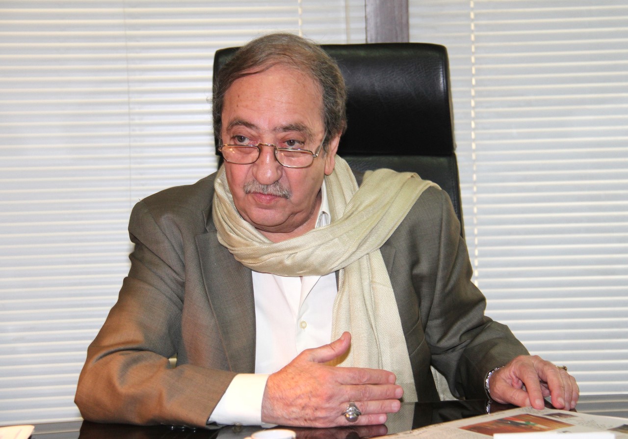 thumbnail_دريد لحام في مكتبه بدمشق (2).jpg