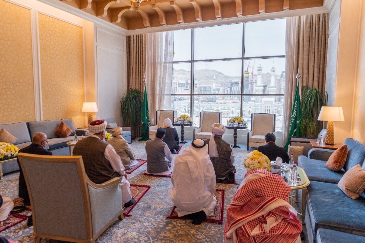 أعضاء المؤتمر الإسلامي يؤدون الصلاة بجوار الكعبة المشرفة (رابطة العالم الإسلامي)