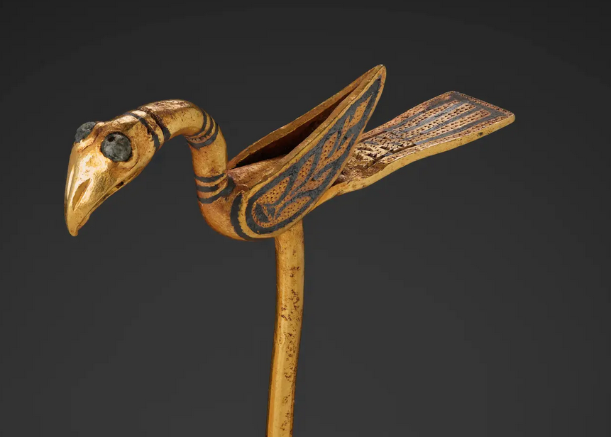 حلية ذهب على شكل طائر ربما استُعملتْ في الطقوس الدينية