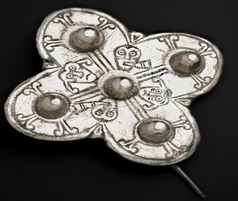 مصوغات فضية من الكنز تعود إلى حقبة العصور الوسطى