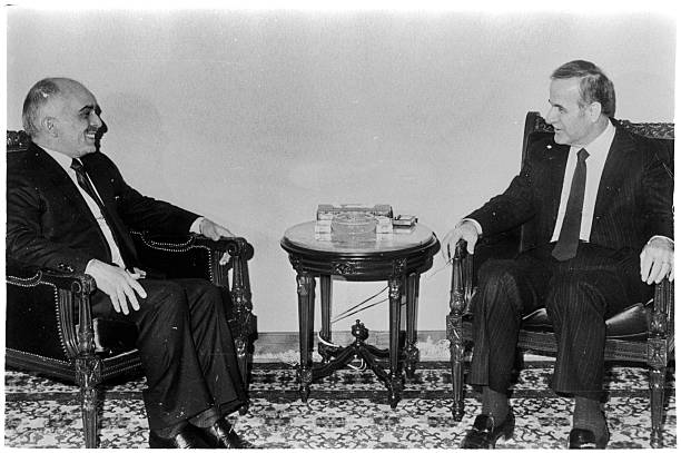 صورة تجمع الرئيس السوري حافظ الأسد وملك الأردن حسين بن طلال (غيتي)