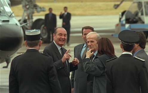 الرئيس السوري الأسبق حافظ الأسد برفقة الرئيس الفرنسي الراحل جاك شيراك (غيتي)