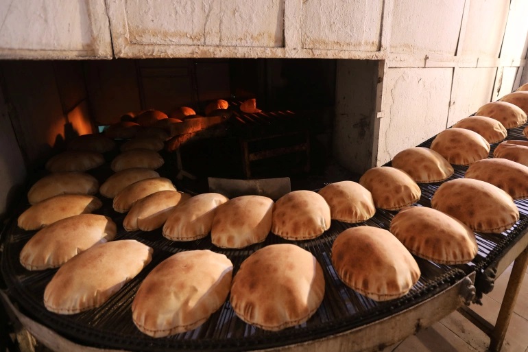 أسعار المواد الأساسية وبينها الخبز ارتفعت بشكل كبير في لبنان (رويترز)
