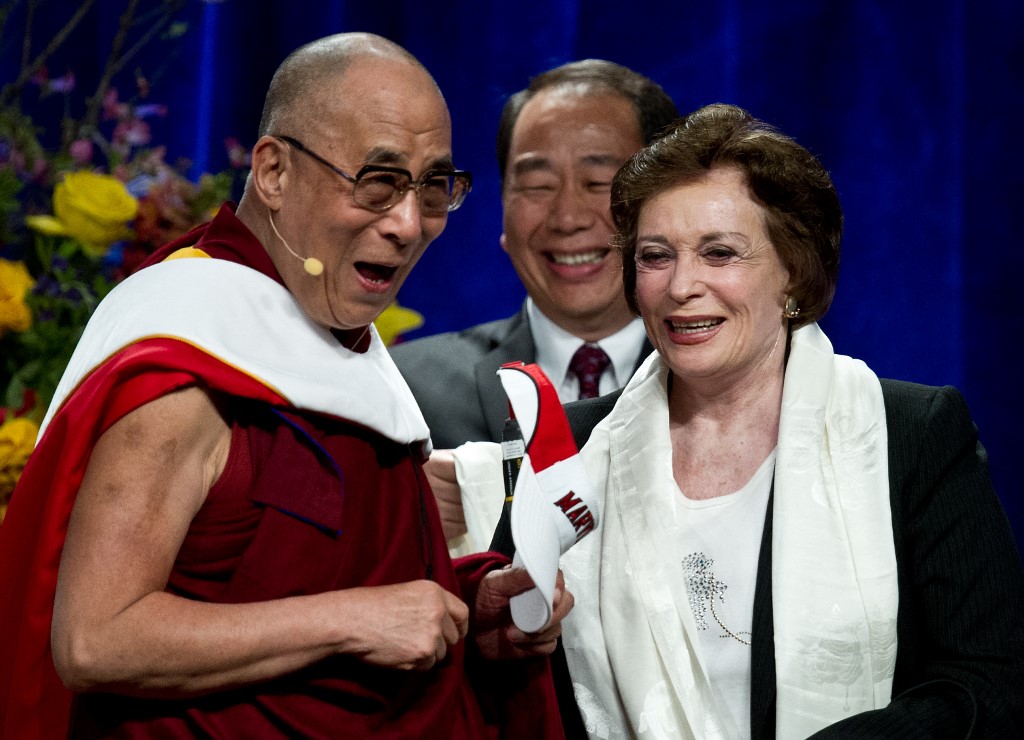 جيهان السادات مع زعيم التبت الروحي الدلاي لاما (أ ف ب).jpg
