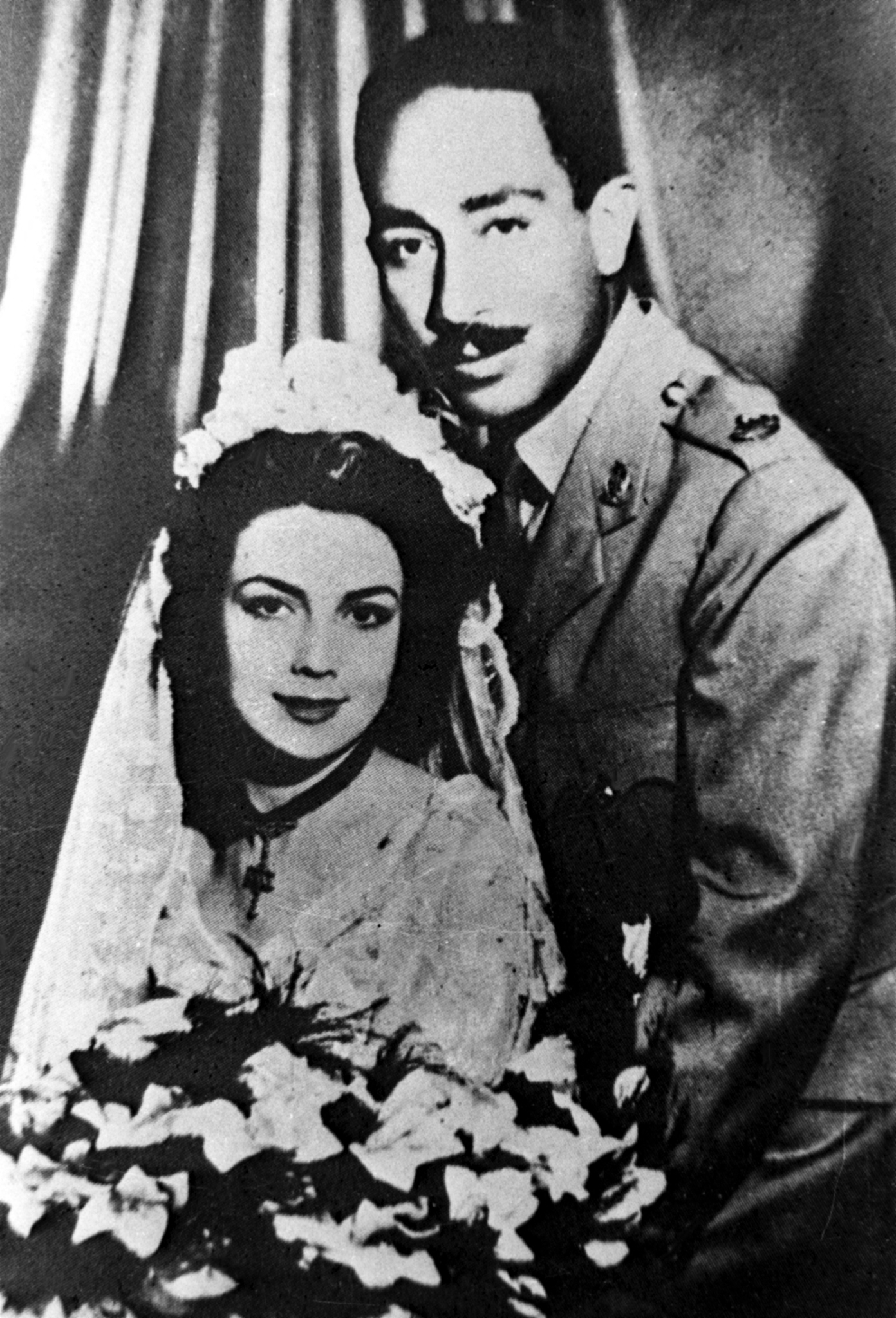 صورة من حفل زفاف جيهان السادات بالرئيس الراحل في العام 1949 (أ ف ب).jpg
