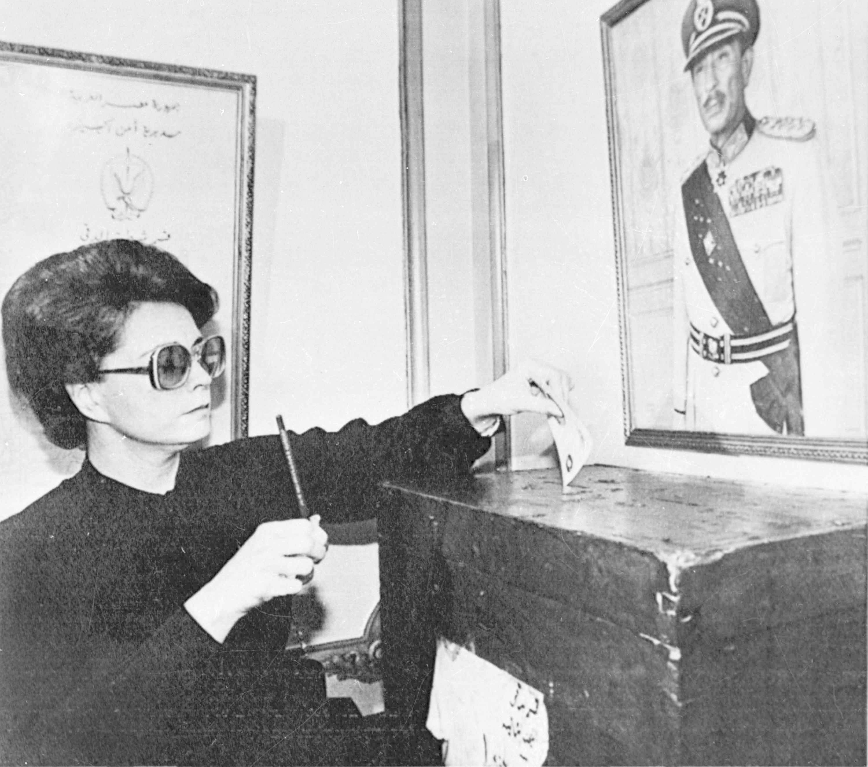 جيهان السادات في بيتها بعد أيام من اغتيال زوجها في أكتوبر 1981 (أ ب).jpg