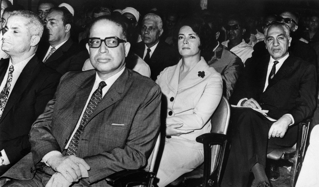 جيهان الساد خلال حضورها مؤتمر للاتحاد الاشتراكي عام 1971 (أ ف ب).jpg