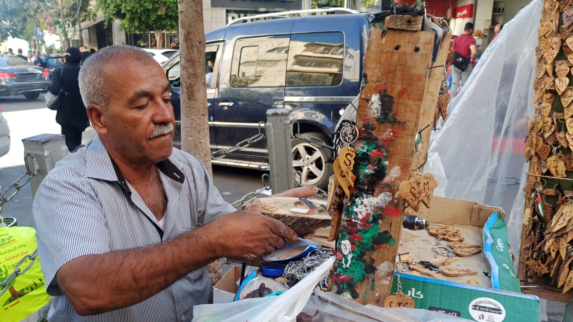 موسى شعيبات تخريم الخشب على أحد الأرصفة في رام الله 1.jpg