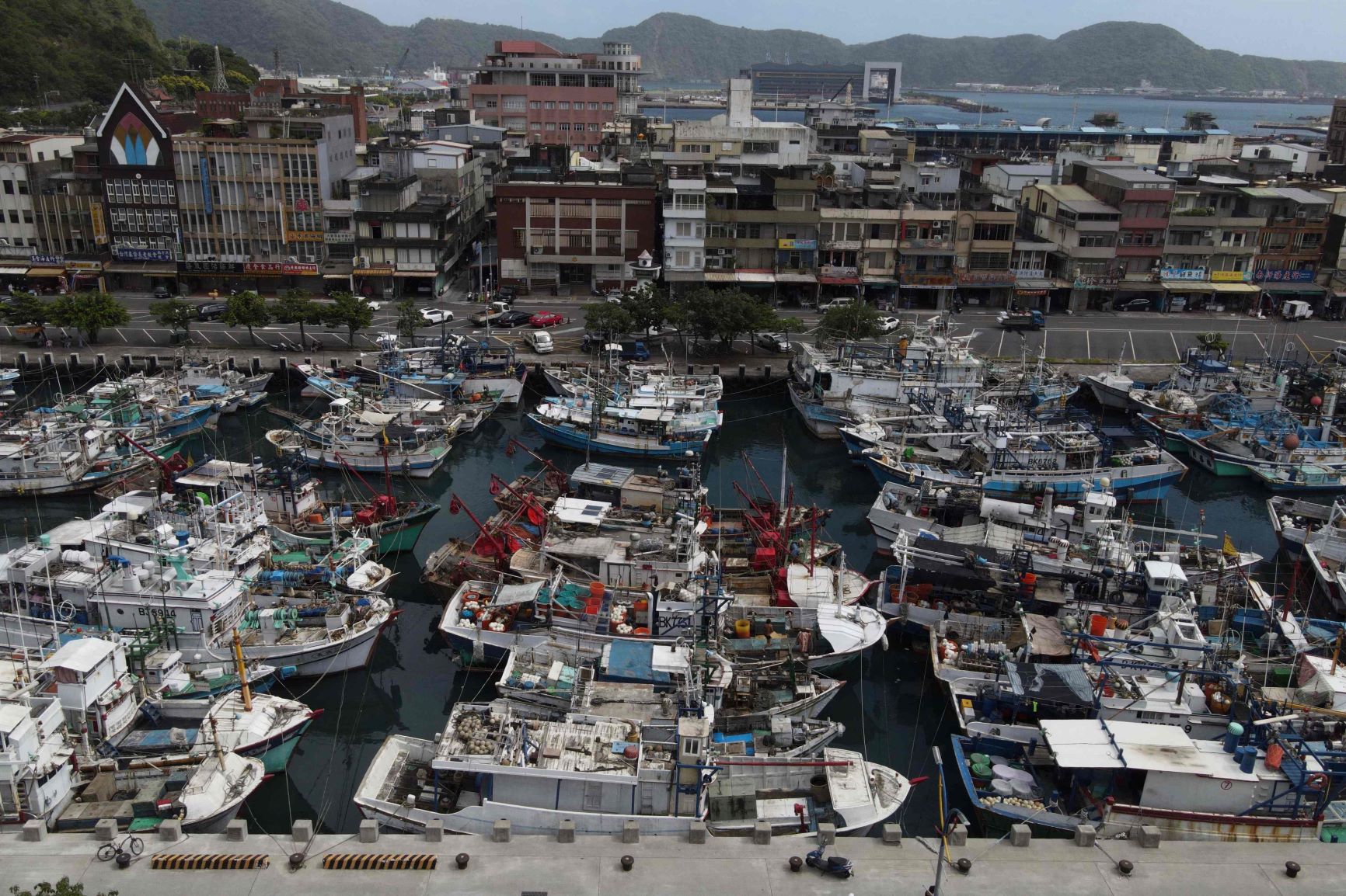 مرفأ لقوارب صيد الأسماك في جزيرة تايوان 