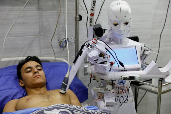 روبوت على هيئة ممرضة تتولى معاينة مريض في مستشفى بمدينة طنطا المصرية