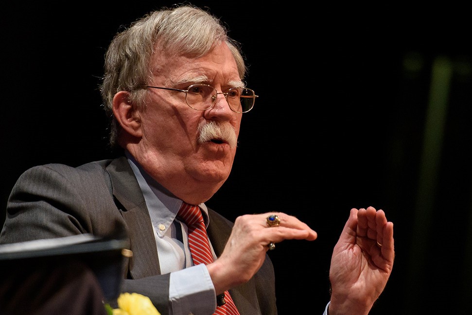 يميل بولتون إلى الخيارات العسكرية في مواجهة الأزمات (غيتي)