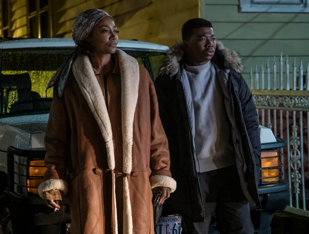 تؤدي الممثلة باتينا ميلر دور الأم القاسية ومروجة المخدرات التي رافقت طفولة "50 سنت"