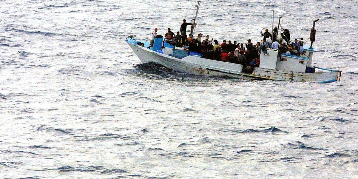 يسمونها "قوارب الموت" لكنها تحمل من سُدّت أمامهم الآفاق إلى حيث يظنون أنها ملاذات آمنة 