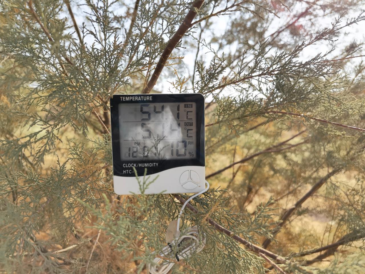 جهاز لقياس درجة الحرارة تشير إلى مستويات قياسية يستخدمها الفريق (اندبندنت عربية)