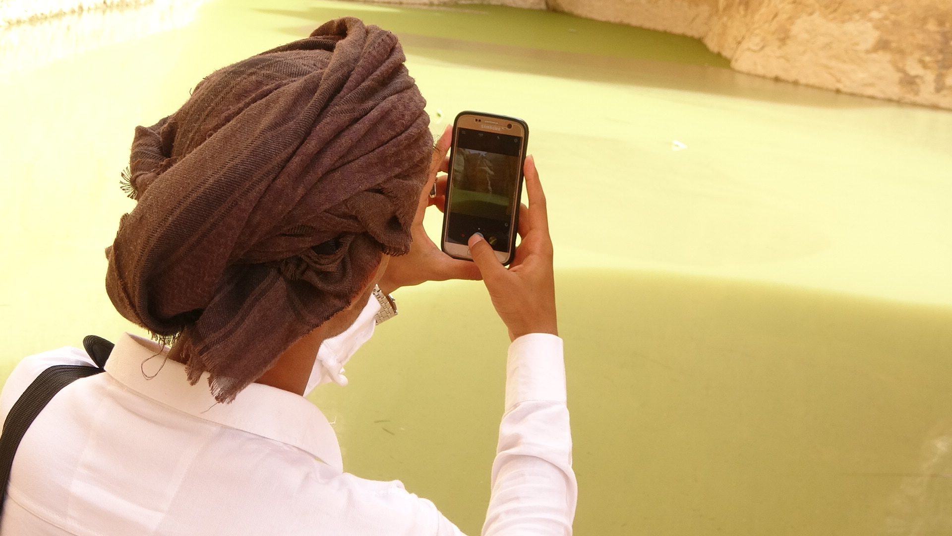 سائح محلي يلتقط صورة للسد.JPG