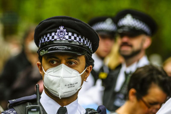 الشرطة في تظاهرة لمعارضي الإغلاق في لندن، المملكة المتحدة، في مايو (أيار) 2020 
