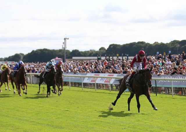 "مشرف" قبل وصوله خط النهاية في السباق الذي أقيم في انجلترا (غيتي)