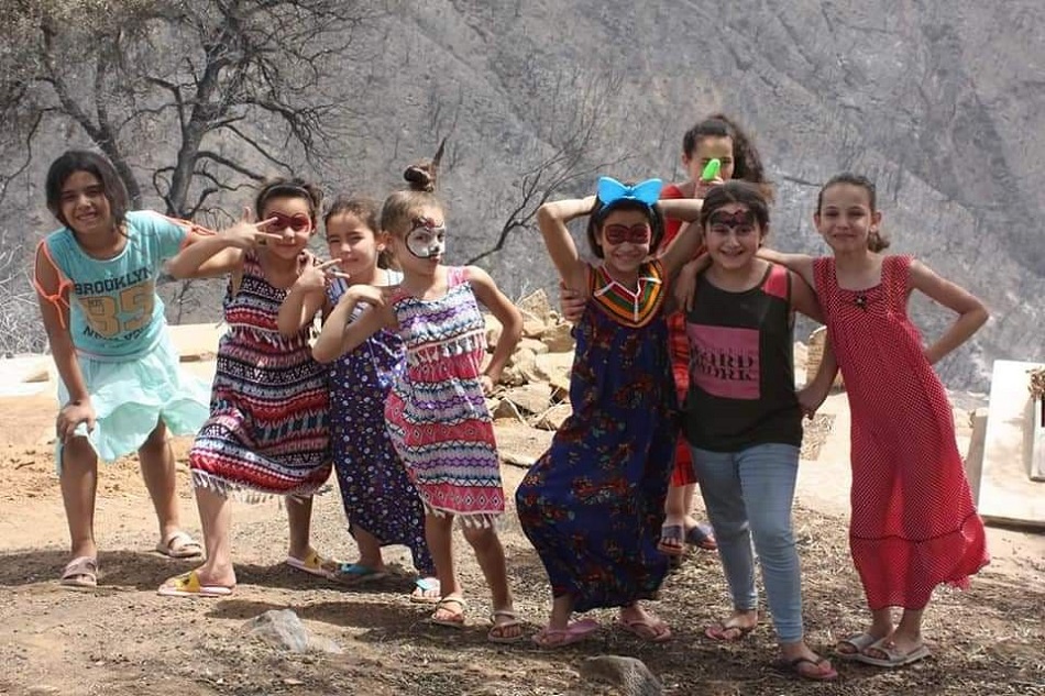 أطفال يحاولون زرع الابتسامة وسط رماد حرائق الجزائر- مواقع التواصل الاجتماعي.jpg