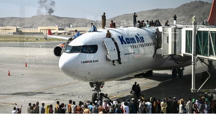 احتشد آلالاف الأفغان في مطار كابول في محاولة للفرار من حكم طالبان (أ ف ب).png