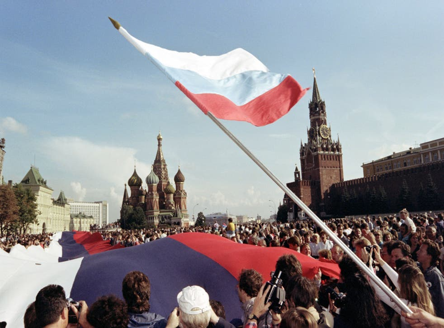 العلم الروسي يرفرف فوق "الميدان الأحمر" في موسكو
